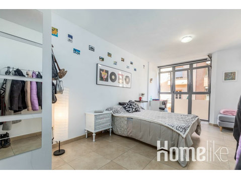 Bright room in 4-bedroom shared apartment in Quatre Carreres - Kimppakämpät