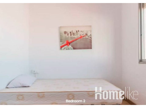 Privékamer in een zonnig gedeeld appartement met 3… - Woning delen