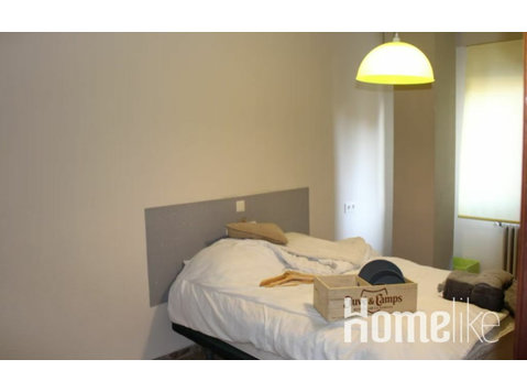 Shared apartment: Large room for rent in Carrer de Baldoví - Flatshare