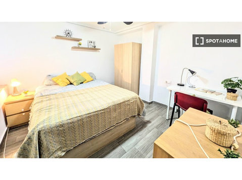 Apartamento de 4 quartos compartilhados em Valência - Aluguel