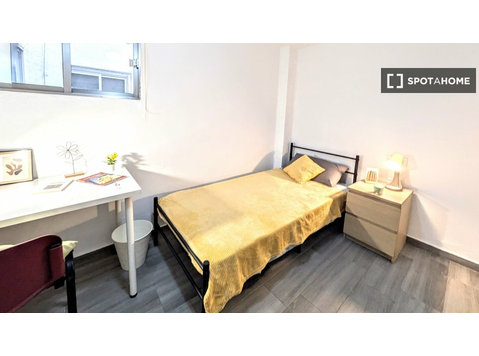 Apartamento de 4 quartos compartilhados em Valência - Aluguel