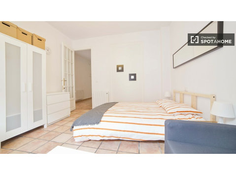 5 sypialni w odnowionym mieszkaniu do wynajęcia w Walencji - Do wynajęcia
