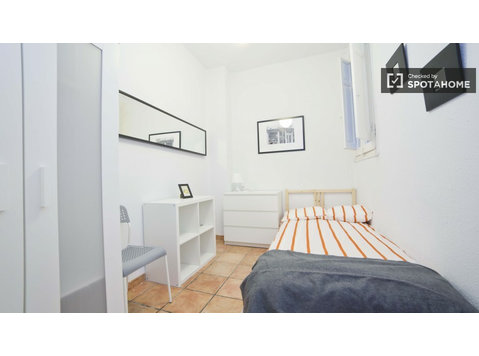 5 bedrooms in renovated apartment for rent in Valencia - Kiadó