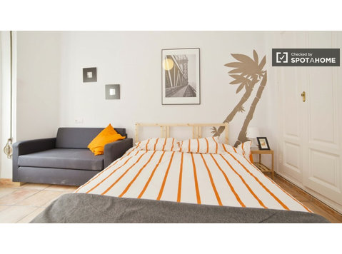 5 dormitorios en apartamento renovado en alquiler en… - Alquiler