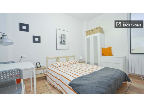 5 Schlafzimmer in renovierte Wohnung zu vermieten in… - Zu Vermieten