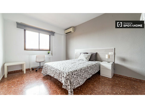 Amplia habitación en un apartamento de 5 dormitorios en La… - Alquiler