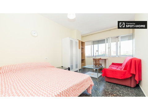 Ample room in 5-bedroom apartment in La Saïdia, Valencia - For Rent