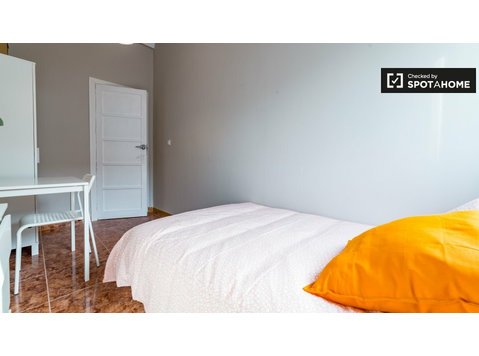 Spacieuse chambre dans un appartement de 6 chambres à… - À louer