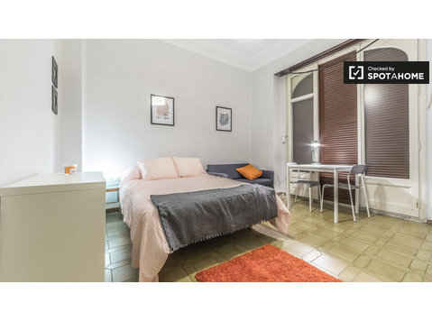 Duży pokój we wspólnym mieszkaniu w Eixample w Walencji - Do wynajęcia