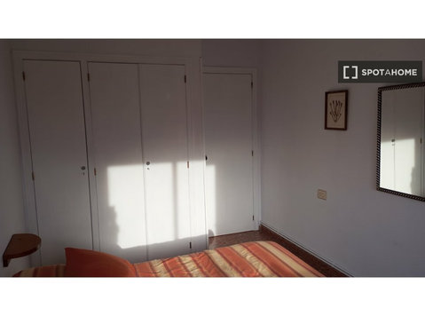 Duży pokój we wspólnym mieszkaniu w Marxalenes w Walencji - Do wynajęcia