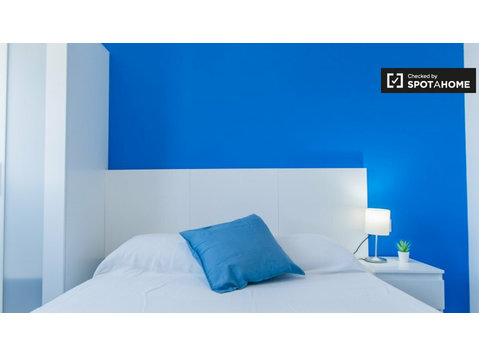Azure room for rent in 5-bedroom apartment in Burjassot - For Rent