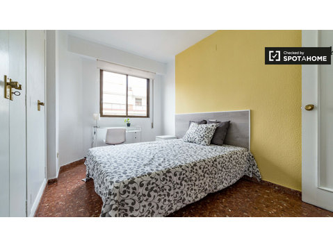 Beautiful room in 5-bedroom apartment in La Saïdia, Valencia - Til Leie