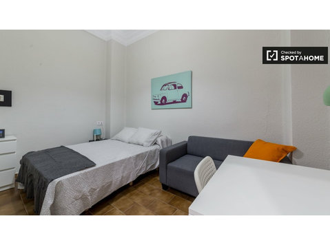 Beautiful room in 6-bedroom apartment, L'Eixample, Valencia - Te Huur
