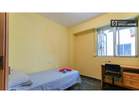 Bedroom for rent in a 4-bedroom apartment in Valencia - Izīrē