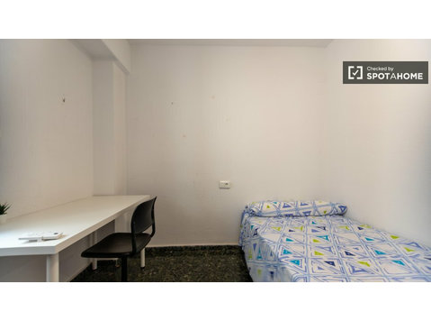 Se alquila habitación en piso de 4 habitaciones en Valencia - Alquiler