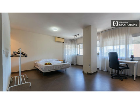 Bedroom for rent in a 4-bedroom apartment in Valencia - For Rent