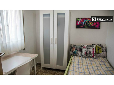 Bedroom in 3-bedroom apartment in Jesús, Valencia - De inchiriat