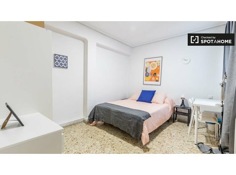 Großes Zimmer zu vermieten in Patraix, Valencia - Zu Vermieten