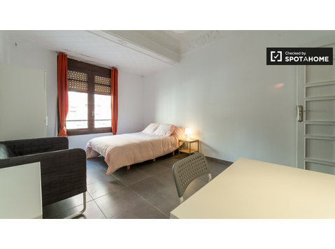 Duży pokój w 5-pokojowym mieszkaniu w Eixampl, Valencia - Do wynajęcia