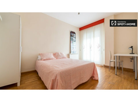 Big room in 6-bedroom apartment in Algirós, Valencia - For Rent