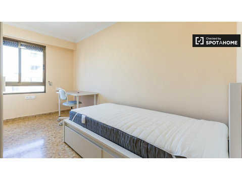 Bright room for rent, 3-bedroom apartment, Benimaclet - Te Huur