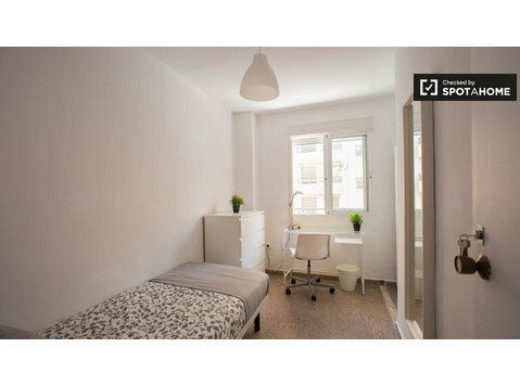 Bright room for rent in 5-bedroom apartment in La Saïdia - Kiadó