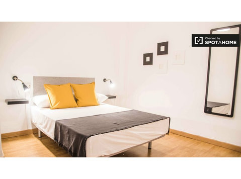 Bright room for rent in 6-Bedroom apartment in L'Eixample - Na prenájom