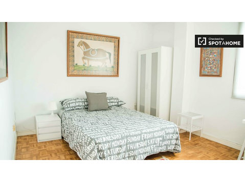 Jasny pokój do wynajęcia w 6-pokojowym mieszkaniu w Algirós - Do wynajęcia