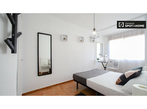 Quarto luminoso para alugar em apartamento de 6 quartos em… - Aluguel