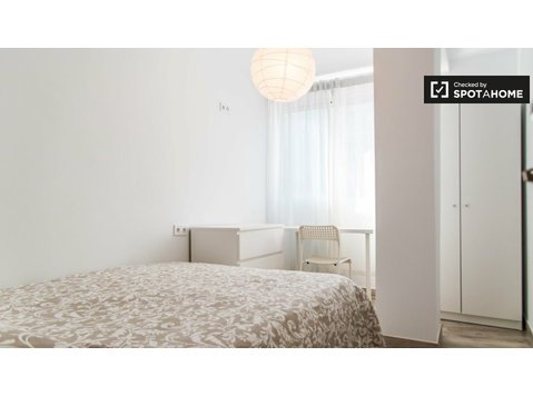Bright room for rent in Algirós, Valencia - 임대