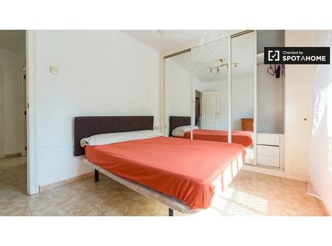 Bright room in 3-bedroom apartment, Camins al Grau, Valencia - 空室あり