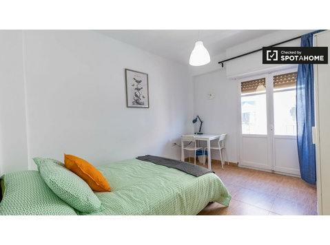 Helles Zimmer in 3-Zimmer-Wohnung in Poblats Marítims - Zu Vermieten