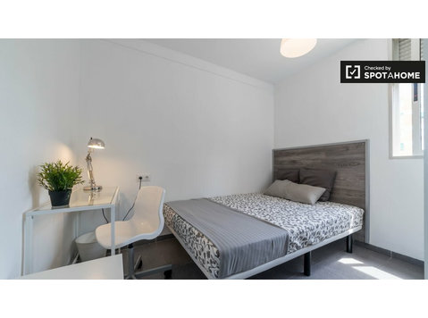 Helles Zimmer in 4-Zimmer-Wohnung in Algirós, Valencia - Zu Vermieten