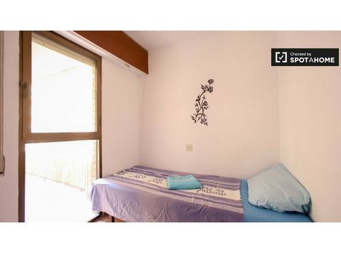 Bright room in 4-bedroom apartment in El Pla del Real - K pronájmu