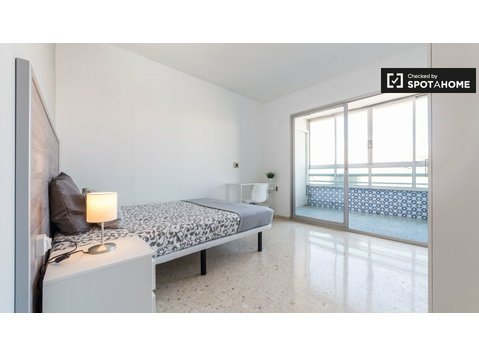 Bright room in 5-bedroom apartment, Camins al Grau, Valencia - K pronájmu