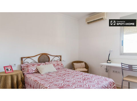Valencia, Algirós'taki 5 yatak odalı dairede aydınlık oda - Kiralık