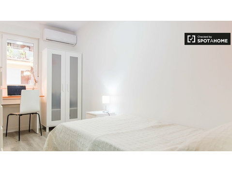 Bright room in 5-bedroom apartment in Burjassot, Valencia - For Rent