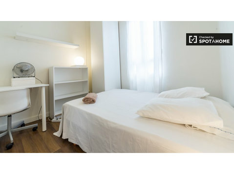 Bright room in 5-bedroom apartment in Extramurs, Valencia - Na prenájom