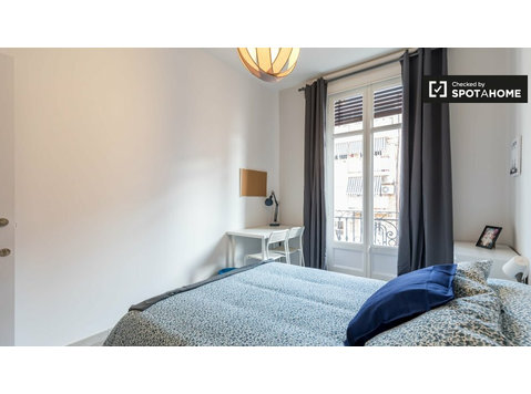 Quarto luminoso em apartamento com 5 quartos em L'Eixample,… - Aluguel