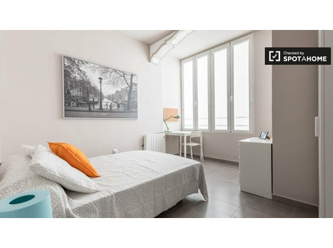 Bright room in 5-bedroom apartment in L'Eixample, Valencia - For Rent