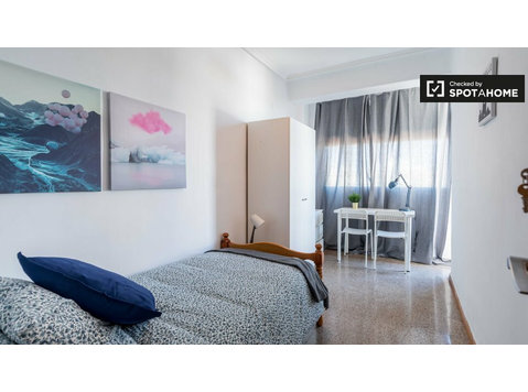 Bright room in 5-bedroom apartment in Rascanya, Valencia - Vuokralle