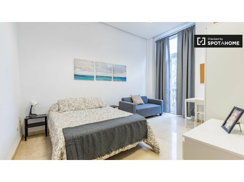 Habitación luminosa en el apartamento de 7 dormitorios… - Alquiler