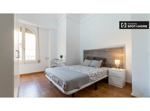Bright room in 7-bedroom apartment, Ciutat Vella, Valencia - Аренда