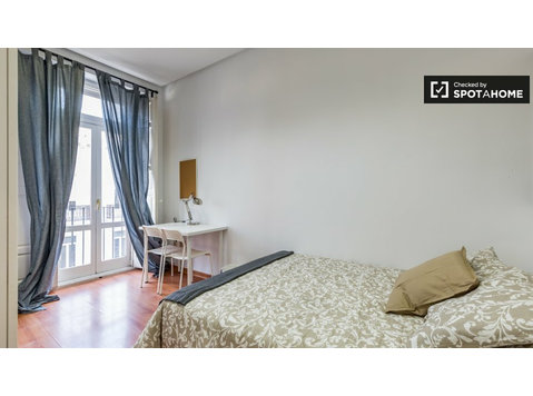 Bright room in 7-bedroom apartment Ciutat Vella, Valencia - الإيجار