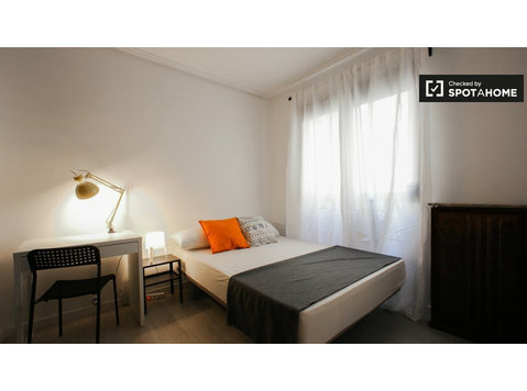 Bright room in 7-bedroom apartment in Ciutat Vella, Valencia - Под наем