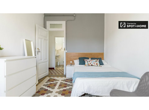 Bright room in 7-bedroom apartment in L'Eixample, Valencia - K pronájmu