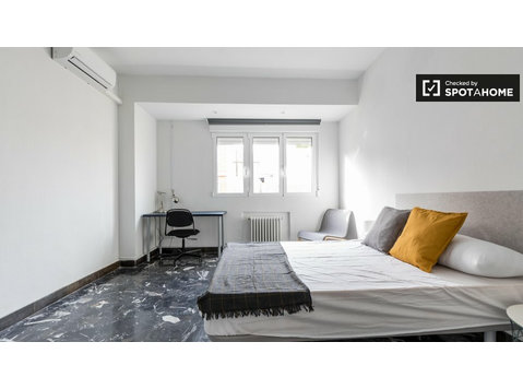 Jasny pokój w 8-pokojowym apartamencie w Ciutat Vella w… - Do wynajęcia