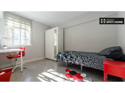 Jasny pokój w apartamencie w Poblats Maritim, Valencia - Do wynajęcia