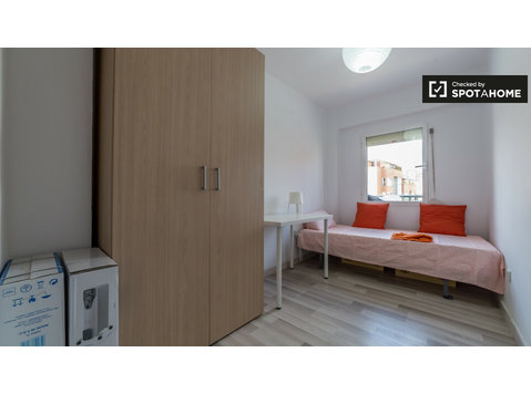 Quarto luminoso no apartamento em Poblats Marítims, Valência - Aluguel