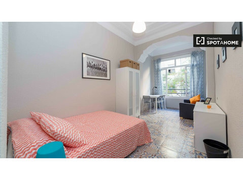 Ruhiges Zimmer in 6-Zimmer-Wohnung in Eixample, Valencia - Zu Vermieten
